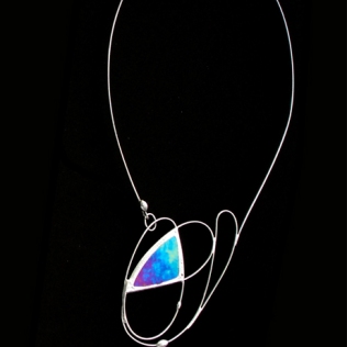 Collezione "Cosmica" Collana con girocollo rigido, in ottone saldato a stagno, con un insero in vetro blu cangiante